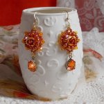 BO Lady in Orange brodées avec des cabochons en forme de rose ornées de perles rondes nacrées, rocailles à laquelle s'ajoute des poires en Cristal de Swarovski. Montées sur des crochets Gold Filled  